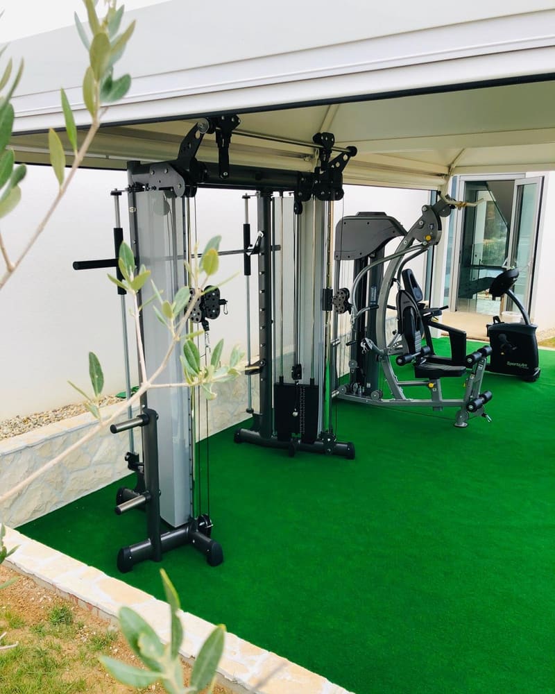 Vanjska fitness zona hotela Joel u Novalji
